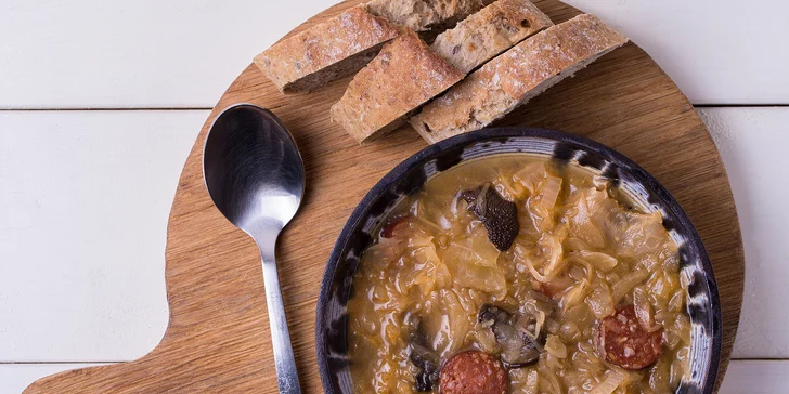 Sviatočná kapustnica s chlebom + moravské koláče (10 porcií)