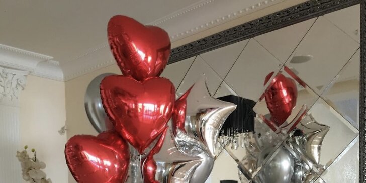Valentín či oslava ako vystrihnutá z magazínu vďaka dekorácii z balónových kytíc