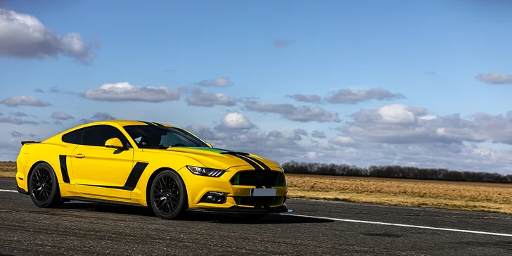 Jazda na upravenom Ford Mustang GT s manuálnou prevodovkou
