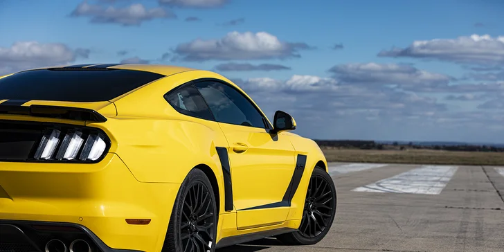 Jazda na upravenom Ford Mustang GT s manuálnou prevodovkou
