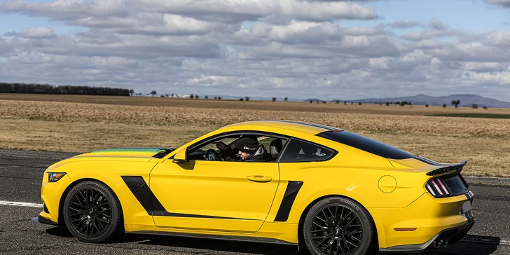 Jazda na upravenom Ford Mustang GT s manuálnou prevodovkou
