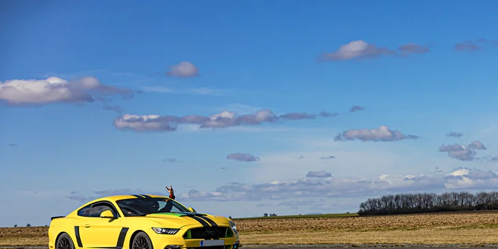 Jazda na upravenom Ford Mustang GT s manuálnou prevodovkou