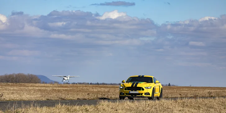 Jazda na upravenom Ford Mustang GT s manuálnou prevodovkou