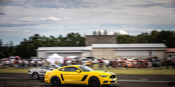 Jazda na upravenom Ford Mustang GT s manuálnou prevodovkou