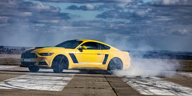 Jazda na upravenom Ford Mustang GT s manuálnou prevodovkou