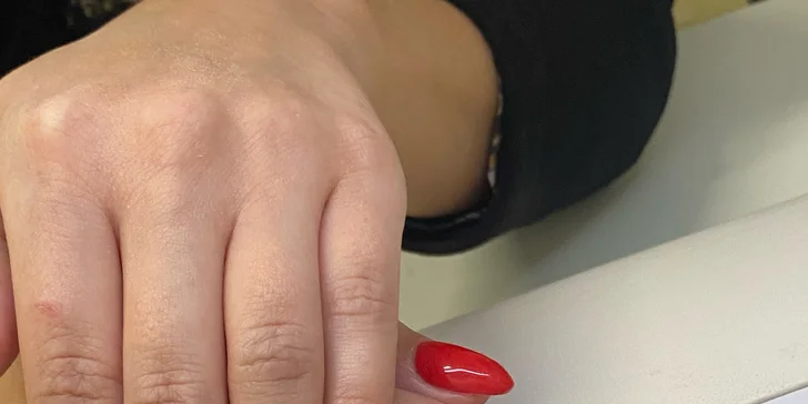 Získajte ukážkovo krásne ruky až na niekoľko týždňov vďaka gél laku