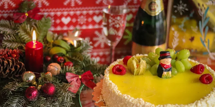 Sviatočný cheesecake z cukrárne Fajnotka aj s fľašou šumivého vína až ku vám domov!