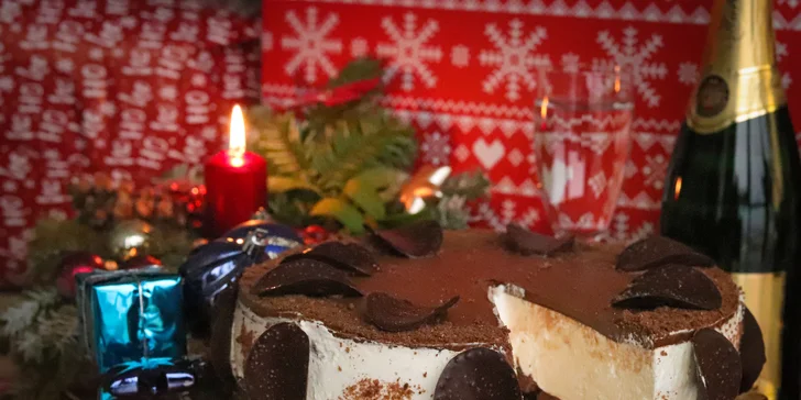Sviatočný cheesecake z cukrárne Fajnotka aj s fľašou šumivého vína až ku vám domov!