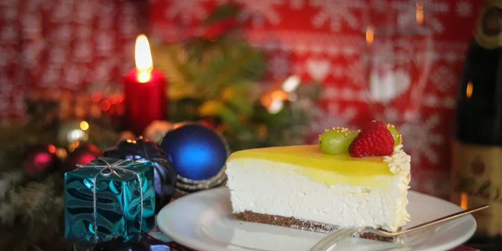 Sviatočný cheesecake z cukrárne Fajnotka aj s fľašou šumivého vína až ku vám domov!