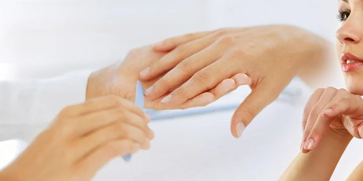 4,20 eur za japonskú manikúru. Ošetrenie štiepajúcich a oslabených nechtov vhodné pre dámy aj pre pánov so zľavou 51%!