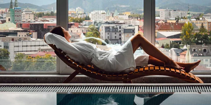 Wellness a výnimočná večera v panoramatickom Pancha Skybare na 10. poschodí hotela Holiday Inn pre 2 osoby