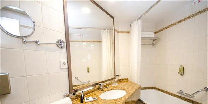 Pobyt v čarokrásnej Prahe: 4* hotel, raňajky v talianskom bistre a atrakcie pre celú rodinu