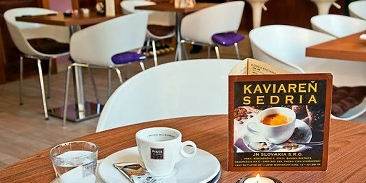 Osviežujúca šťava z exotického ovocia a presso