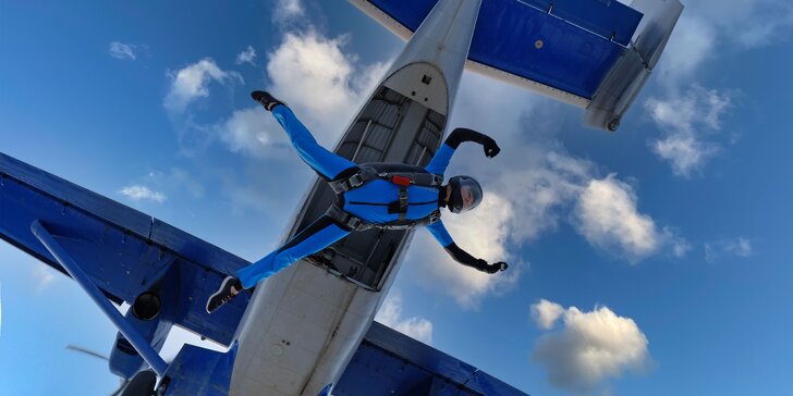 Zažite adrenalínový sólo zoskok s padákom z výšky 1200 metrov
