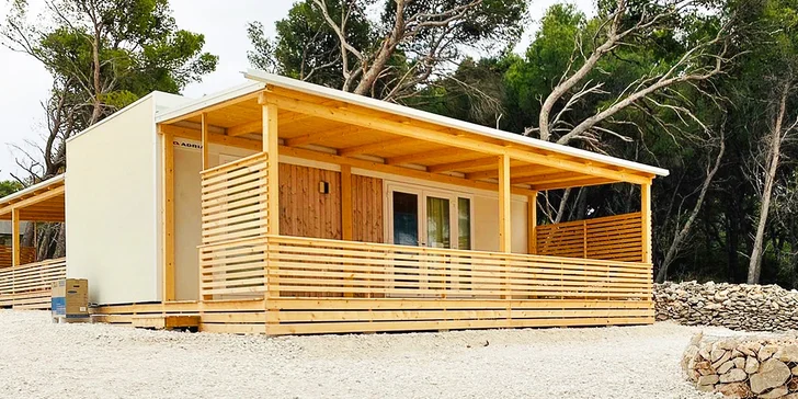 Nóbl kempovanie: klimatizovaný mobilhome na Brači, výhľad na more, v blízkosti kamienkovej pláže
