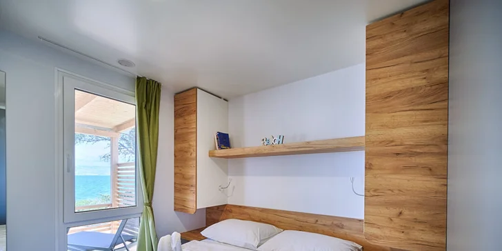 Nóbl kempovanie: klimatizovaný mobilhome na Brači, výhľad na more, v blízkosti kamienkovej pláže
