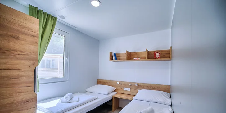 Nóbl kempovanie: klimatizovaný mobilhome na Brači, výhľad na more, v blízkosti kamienkovej pláže