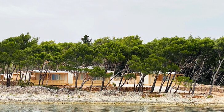 Nóbl kempovanie: klimatizovaný mobilhome na Brači, výhľad na more, v blízkosti kamienkovej pláže