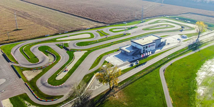 Jazda na pretekárskom okruhu SLOVAKIA RING za volantom jedného zo 4 nadupaných športiakov