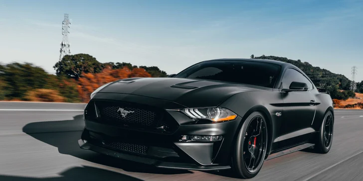 Doprajte si poriadnu jazdu na FORD MUSTANG GT 5.0 ako vodič alebo spolujazdec