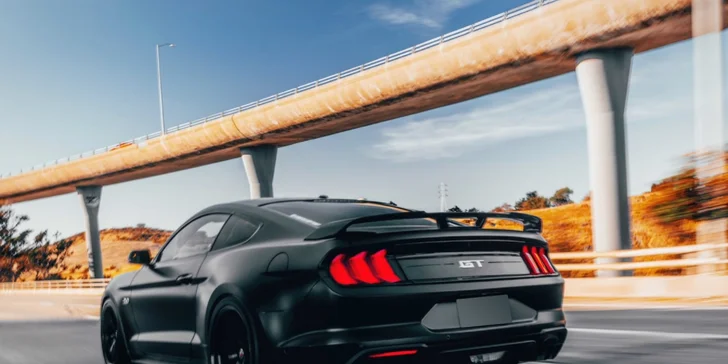 Doprajte si poriadnu jazdu na FORD MUSTANG GT 5.0 ako vodič alebo spolujazdec
