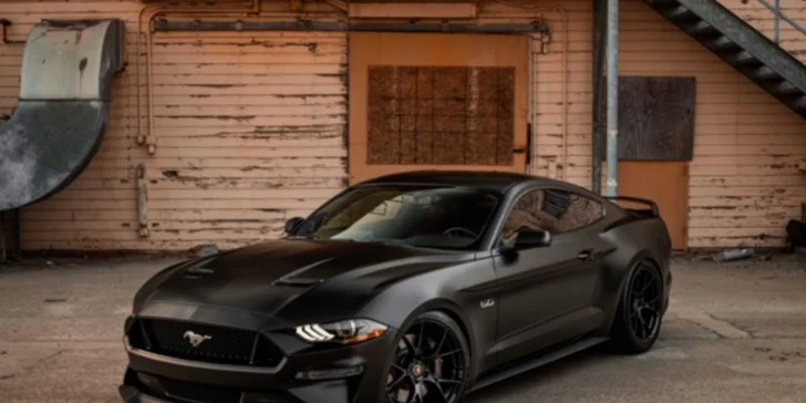 Doprajte si poriadnu jazdu na FORD MUSTANG GT 5.0 ako vodič alebo spolujazdec