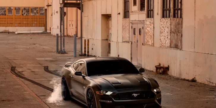 Doprajte si poriadnu jazdu na FORD MUSTANG GT 5.0 ako vodič alebo spolujazdec