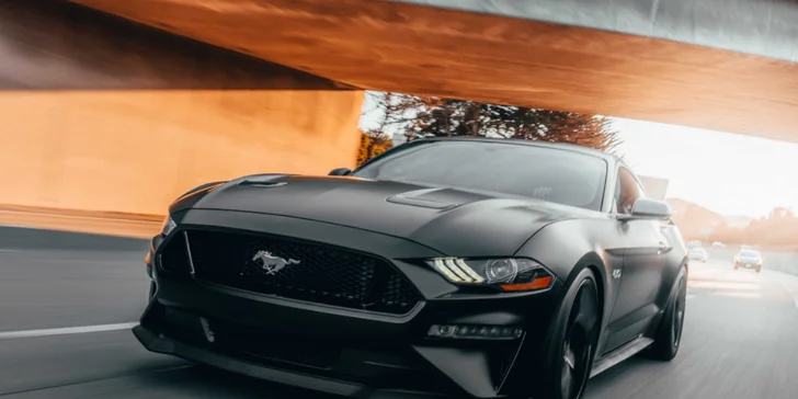 Doprajte si poriadnu jazdu na FORD MUSTANG GT 5.0 ako vodič alebo spolujazdec
