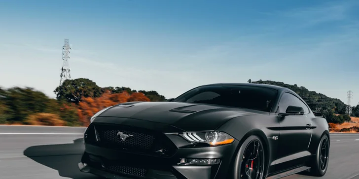 Doprajte si poriadnu jazdu na FORD MUSTANG GT 5.0 ako vodič alebo spolujazdec