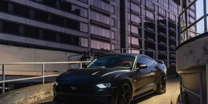 Doprajte si poriadnu jazdu na FORD MUSTANG GT 5.0 ako vodič alebo spolujazdec