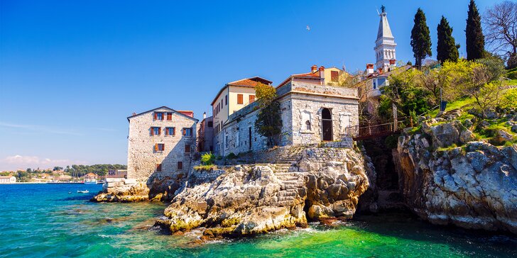 Vybavené apartmány na pobreží Istrie: z vlastného balkónu krásny výhľad na more