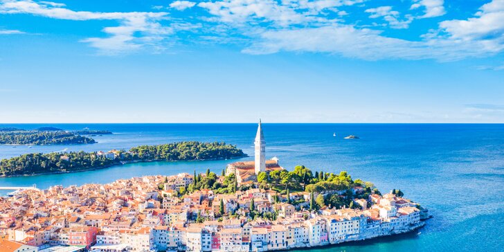 Vybavené apartmány na pobreží Istrie: z vlastného balkónu krásny výhľad na more