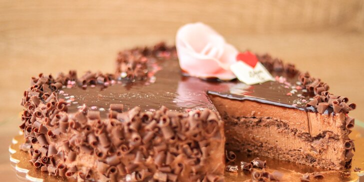 Explózia skvelej chuti: lahodná čokoládová torta s marcipánovou ružou, parížskym krémom či makrónkami až k vám domov
