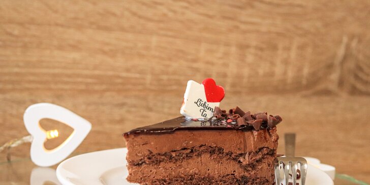 Explózia skvelej chuti: lahodná čokoládová torta s marcipánovou ružou, parížskym krémom či makrónkami až k vám domov