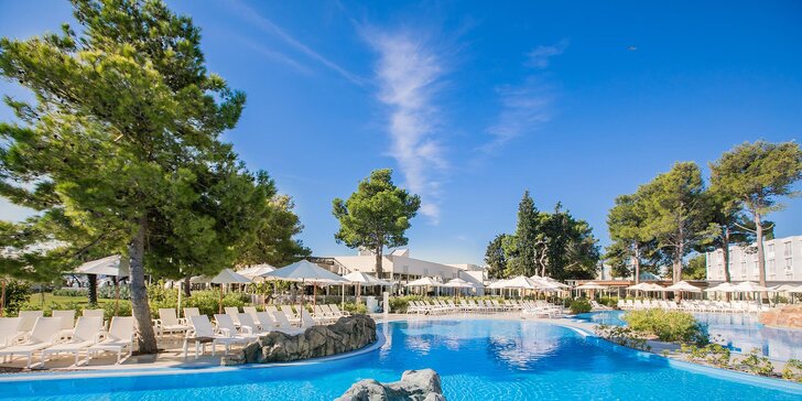Letná dovolenka v Chorvátsku: hotel pri bielej pieskovej pláži, vonkajší bazén a raňajky