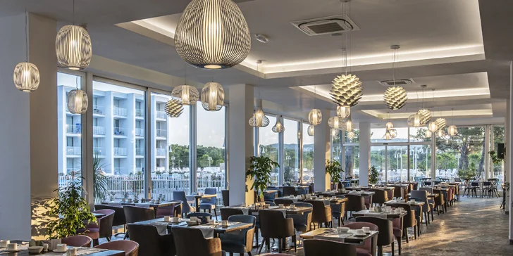Letná dovolenka v Chorvátsku: hotel pri bielej pieskovej pláži, vonkajší bazén a raňajky