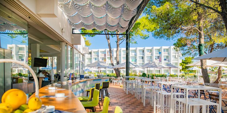 Letná dovolenka v Chorvátsku: hotel pri bielej pieskovej pláži, vonkajší bazén a raňajky