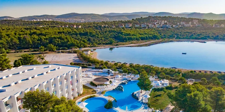 Letná dovolenka v Chorvátsku: hotel pri bielej pieskovej pláži, vonkajší bazén a raňajky