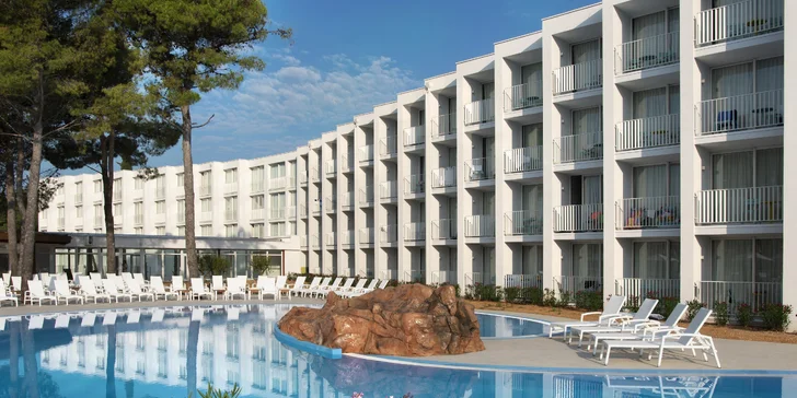 Letná dovolenka v Chorvátsku: hotel pri bielej pieskovej pláži, vonkajší bazén a raňajky