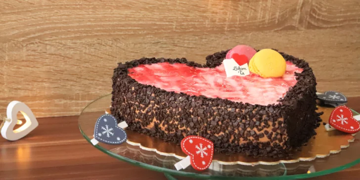 Explózia skvelej chuti: lahodná čokoládová torta s marcipánovou ružou, parížskym krémom či makrónkami až k vám domov