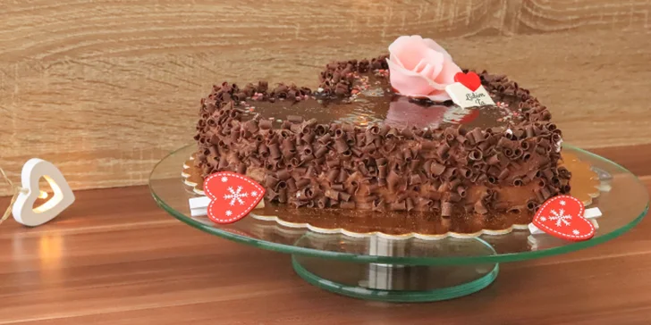 Explózia skvelej chuti: lahodná čokoládová torta s marcipánovou ružou, parížskym krémom či makrónkami až k vám domov