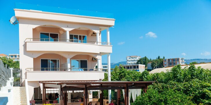 Krásne apartmány s balkónom 1,5 km od piesočnatej pláže, raňajky