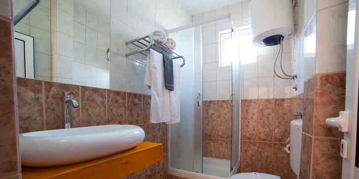 Krásne apartmány s balkónom 1,5 km od piesočnatej pláže, raňajky