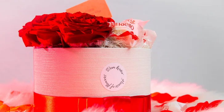 Valentínsky box plný lásky: nádherné ruže a lahodné Raffaelo