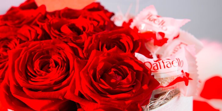 Valentínsky box plný lásky: nádherné ruže a lahodné Raffaelo