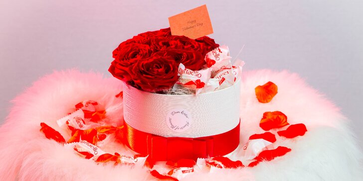 Valentínsky box plný lásky: nádherné ruže a lahodné Raffaelo