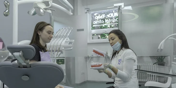 Kompletná dentálna hygiena s pieskovaním a fluoridáciou alebo bielenie chrupu lampou ZOOM 4