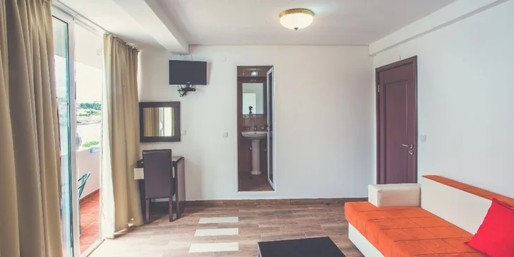 Čierna Hora: apartmány s balkónom a výhľadom na more v tesnej blízkosti pláže, bazén, polpenzia