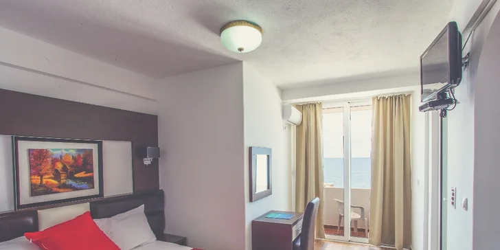 Čierna Hora: apartmány s balkónom a výhľadom na more v tesnej blízkosti pláže, bazén, polpenzia