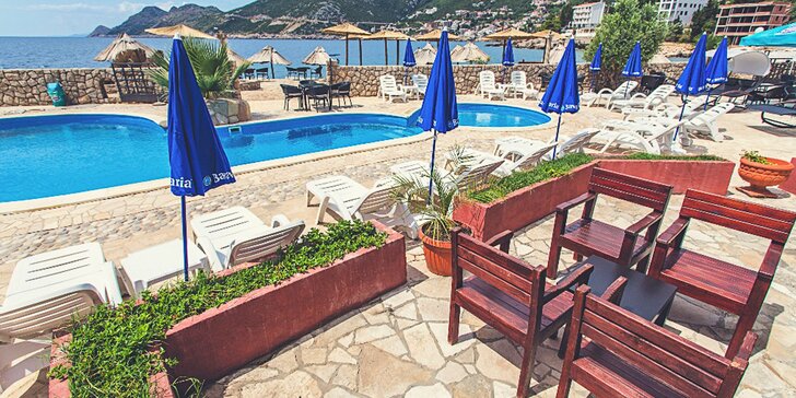 Čierna Hora: apartmány s balkónom a výhľadom na more v tesnej blízkosti pláže, bazén, polpenzia